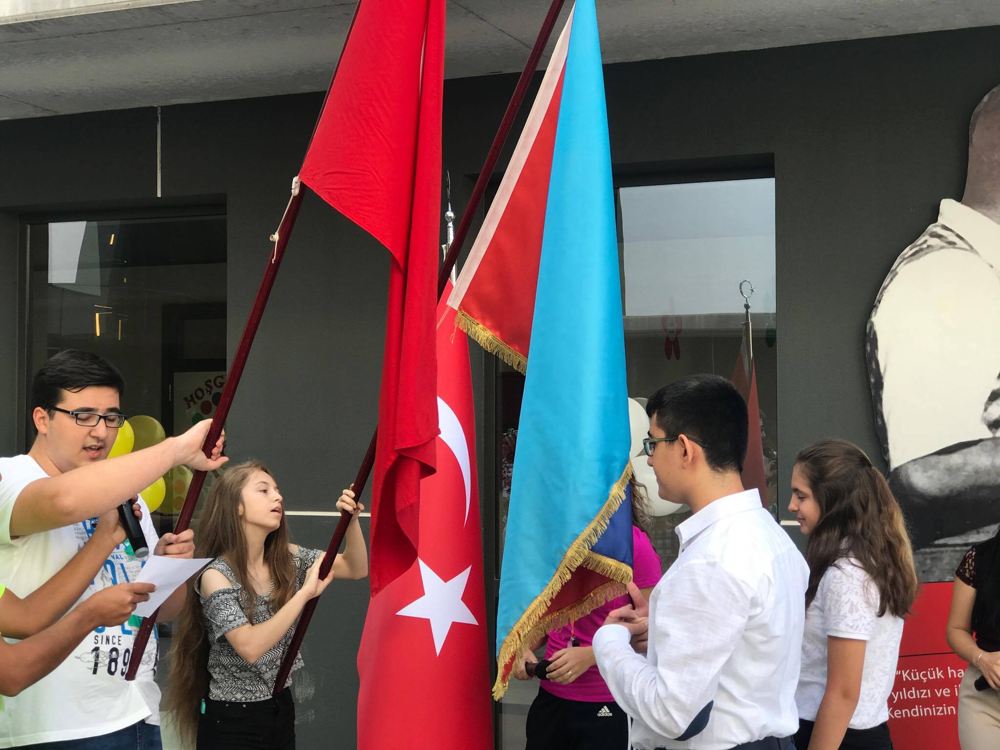 Mezun öğrencilerimizden bayrak ve flama devir teslimi...