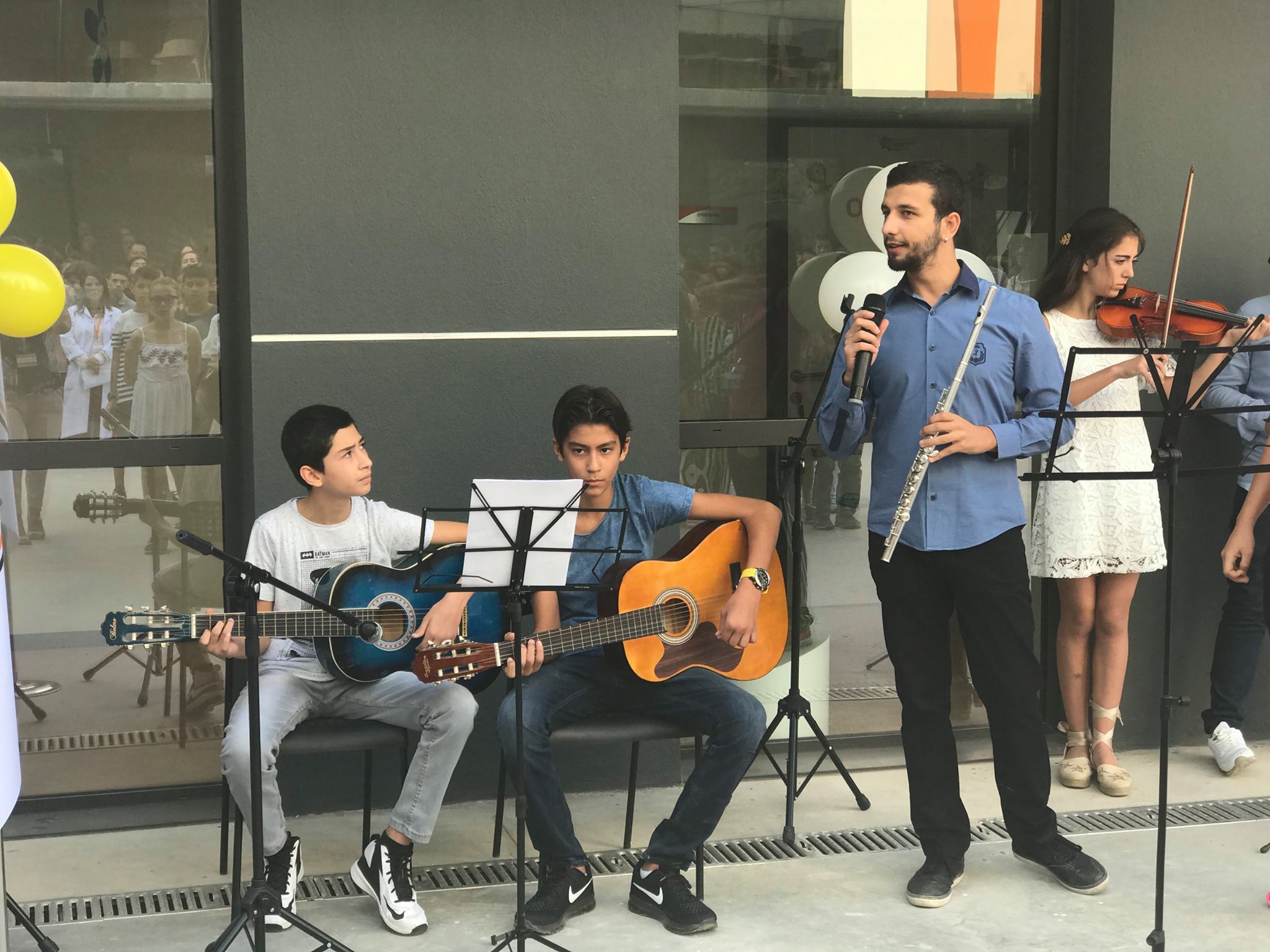 Öğretmen ve öğrencilerimizden mini konser...